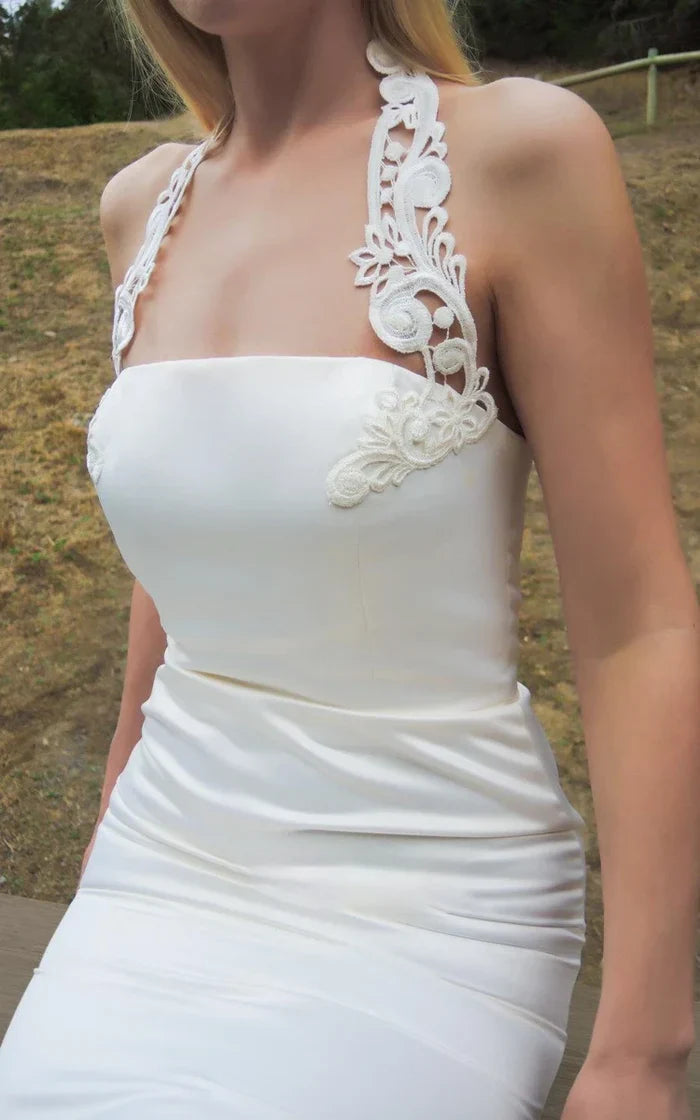 Vestido de novia blanco sencillo de satén sin mangas con cuello halter y corte sirena